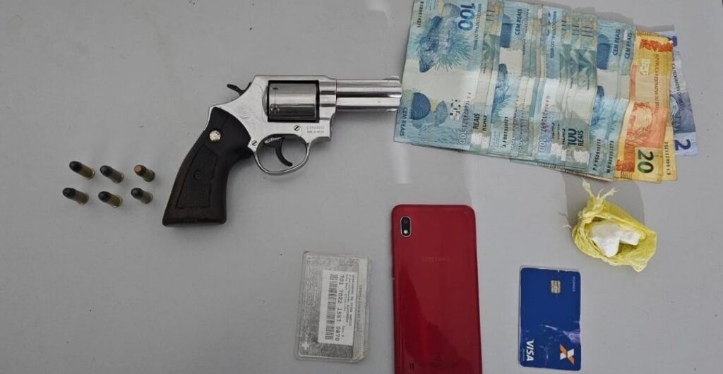 Bloqueio policial em Barra intercepta van e prende suspeito de homicídio armado