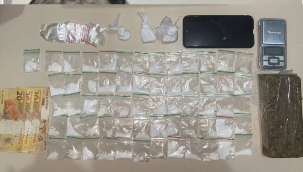 Polícia apreende tablete de maconha, dezenas de porções de cocaína, balança de precisão, embalagens para drogas, celular e dinheiro durante operação da CIPT-Oeste em Barreiras.