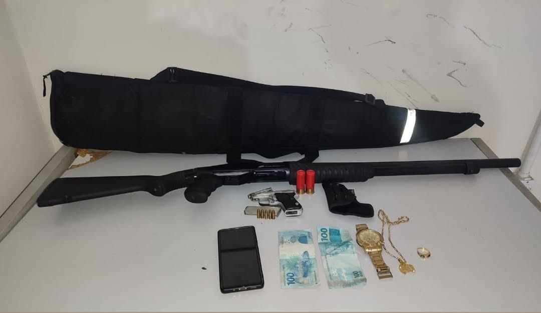 Ação policial resulta na apreensão de armas e materiais após disparos em Barra