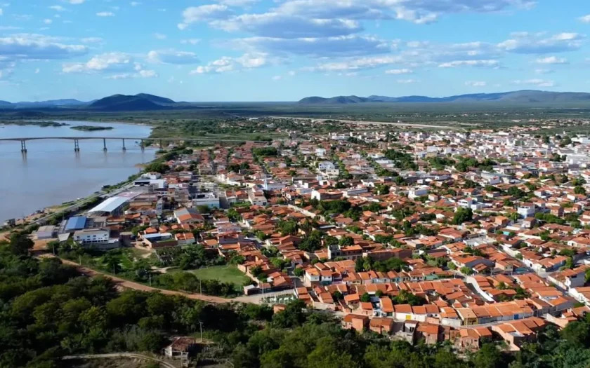 Imagem mostra cenário urbano de Ibotirama, no Oeste da Bahia, sob forte sol, no dia em que o município registrou 38,4 °C, a maior temperatura do estado, segundo o Inmet.