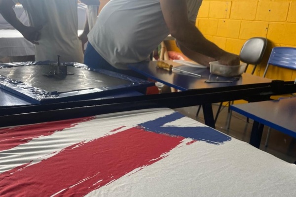 Internos do Conjunto Penal de Barreiras confeccionam uniformes escolares em fábrica escola da unidade prisional
