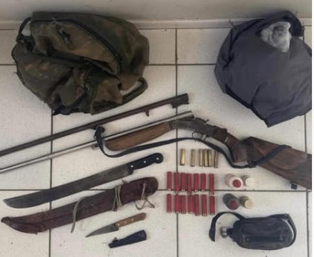 Arma de fogo, munições e materiais de caça apreendidos pela Polícia Militar durante operação na zona rural de Buritirama