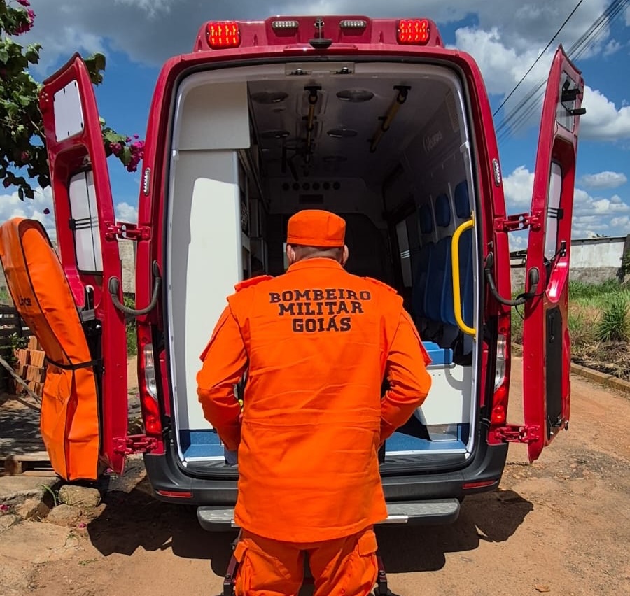 Bombeiros realizam resgate de homem após queda de telhado no distrito do Rosário, em Correntina, no Oeste da Bahia