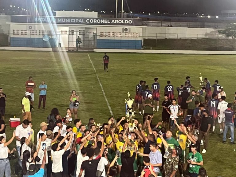 Riachão das Neves confirma vantagem e levanta a taça da Copa Oeste 2025