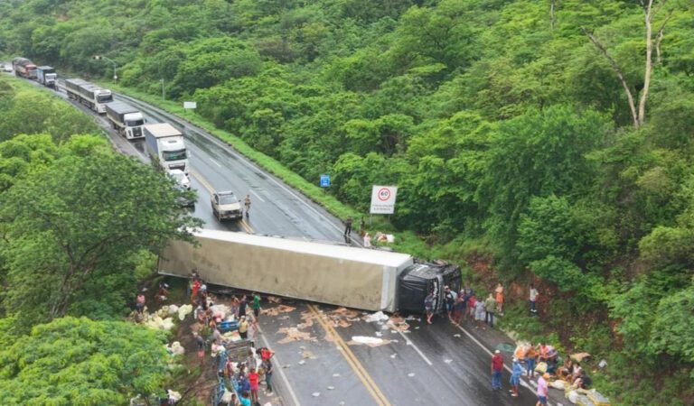 Tombamento de carreta causa bloqueio total na BR-242 em Muquém do São Francisco