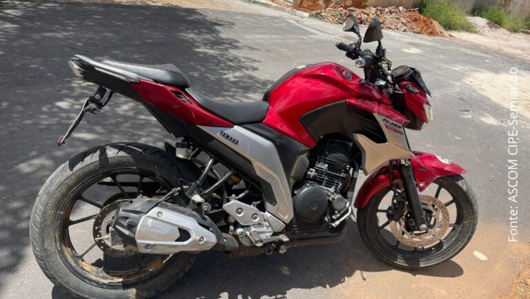 Motocicleta Yamaha 225 vermelha recuperada pela CIPE/Semiárido em Canarana, Irecê, entregue à delegacia