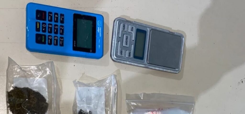 Materiais apreendidos pela polícia durante prisão por tráfico de drogas no bairro Boa Sorte, em Barreiras, no oeste da Bahia