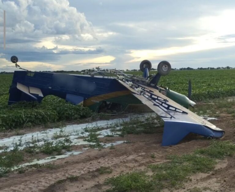 Avião agrícola capotado após acidente aéreo em fazenda no município de Correntina, no oeste da Bahia