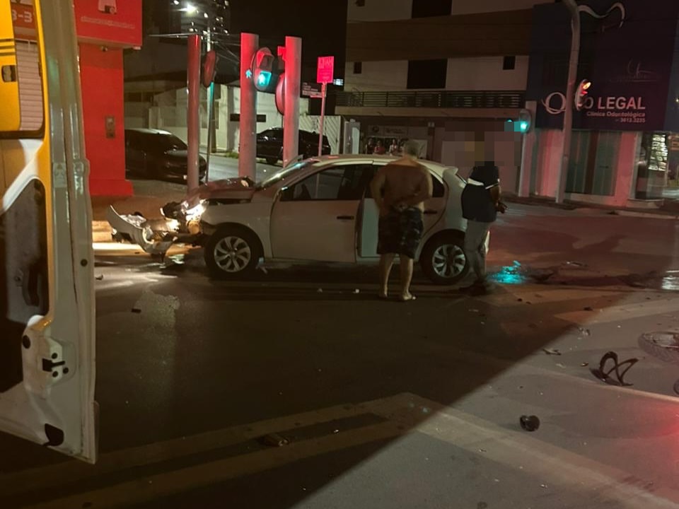 Bombeiros do 17º BBM atendem ocorrência de acidente entre dois carros e uma motocicleta em Barreiras, no oeste da Bahia.