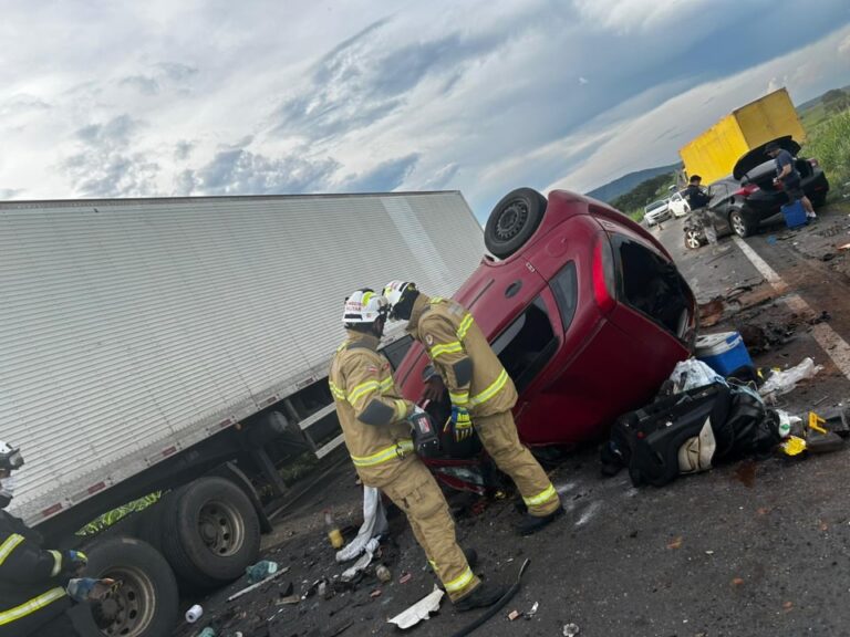 Bombeiros do 17º BBM atuam em grave acidente com carreta e carros na BR-135, no oeste da Bahia