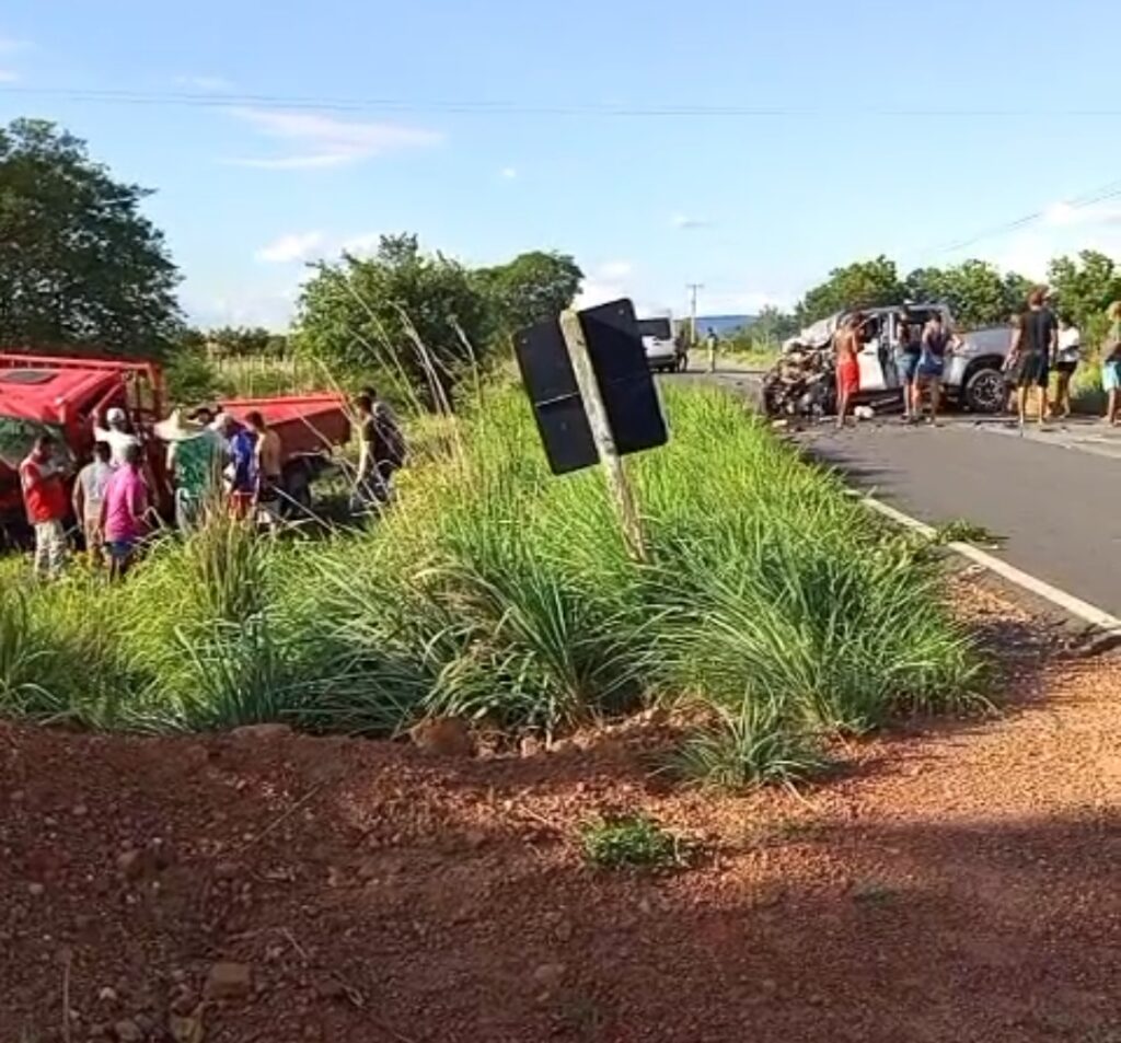 Trecho da BA-160 em Volta da Serra após grave acidente entre caminhonete e caminhão