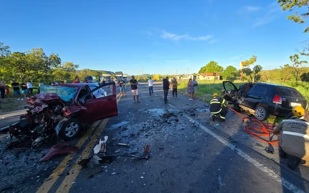 Acidente na BR-020 com atuação do Corpo de Bombeiros e veículos destruídos após colisão frontal