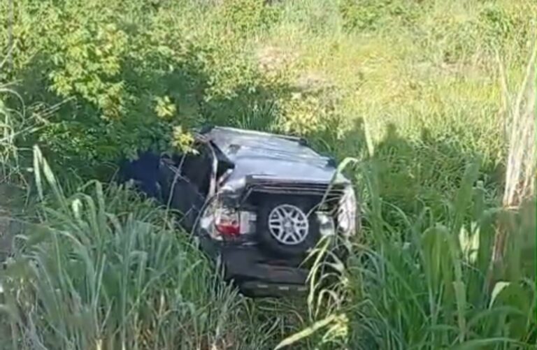 Veículo envolvido em acidente na BR-135 em Riachão das Neves, no oeste da Bahia