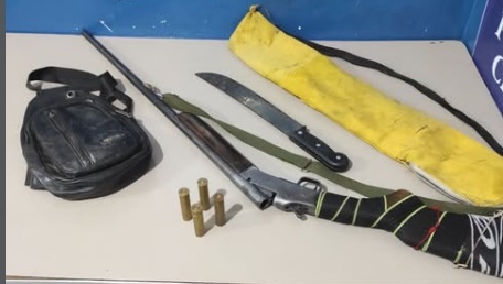 Cartucheira calibre 28, munições e facão apreendidos pela Polícia Militar durante a Operação Verão em Morpará, no oeste da Bahia.