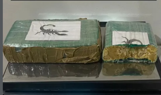 Material apreendido pela Polícia Militar, incluindo substância análoga ao crack e bicicleta abandonada, durante ação do PETO em Barreiras