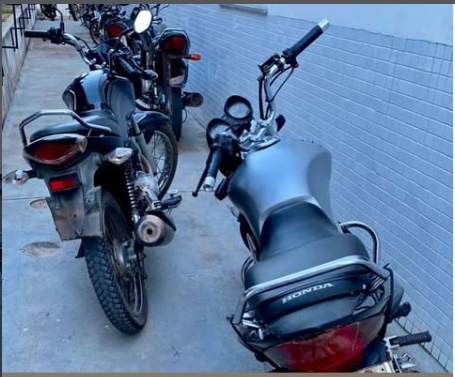 Motocicletas apreendidas pela Polícia Militar após denúncias de manobras perigosas em Correntina, no oeste da Bahia