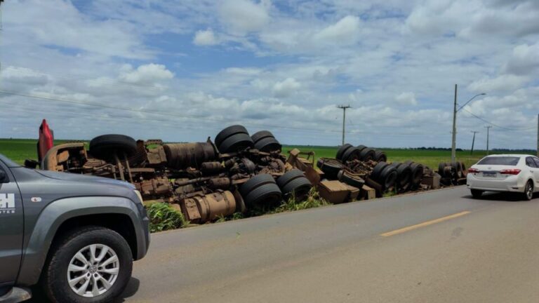 Carreta carregada com sal mineral tombada às margens da BR-242 em Luís Eduardo Magalhães, no oeste da Bahia.