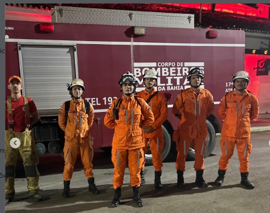 Bombeiros do 17º BBM com caminhão de combate a incêndio durante o Show da Virada na Orla do Rio Grande, em Barreiras