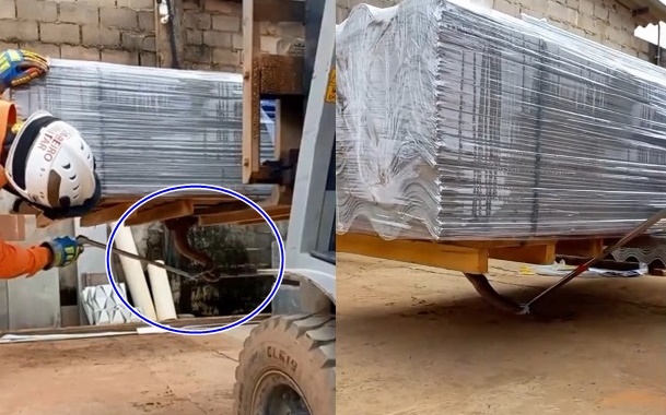 Bombeiros do 17º BBM realizando a captura segura de uma serpente em área urbana no oeste da Bahia.