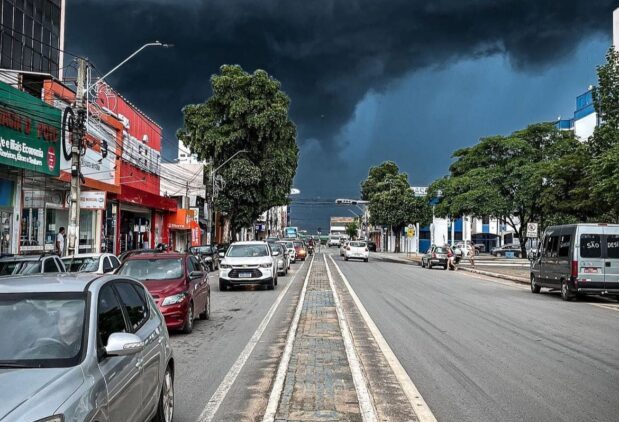 Nuvens carregadas indicam chegada de chuva no oeste da Bahia, segundo previsão do Inmet