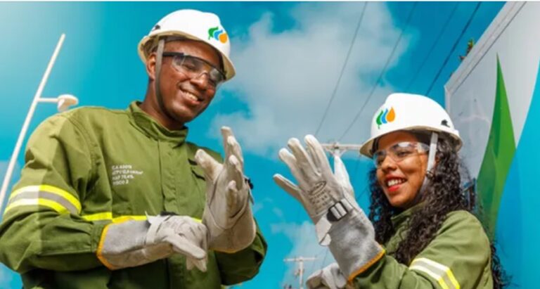 Alunos em aula prática do curso de eletricista oferecido pela Neoenergia Coelba em Luís Eduardo Magalhães
