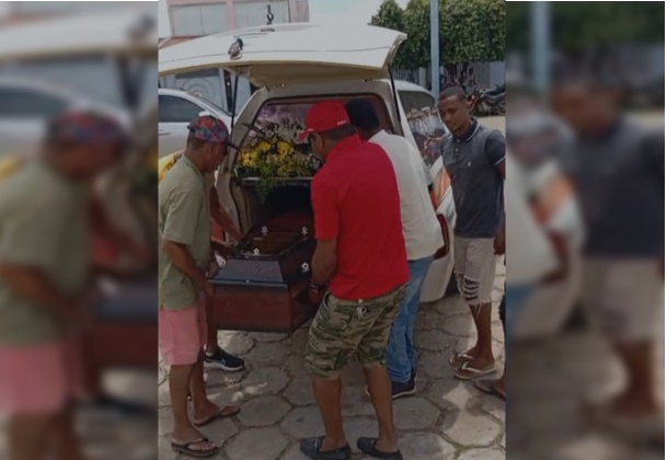Familiares e amigos se despedem de vítimas de acidente na BR-135 durante enterro em Santa Rita de Cássia, no Oeste da Bahia