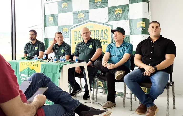 Técnico Fahel Júnior durante apresentação oficial no Barreiras Futebol Clube