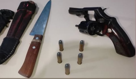 Policiais militares da 28ª CIPM durante apreensão de revólver calibre 38 em ocorrência de ameaça no bairro Barragem, em Morpará