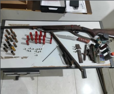 Espingarda calibre 16 e munições apreendidas pela Polícia Militar durante prisão por ameaça na zona rural de Riachão das Neve