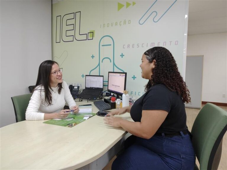 Imagem ilustrativa de estudantes buscando vagas de estágio oferecidas pelo IEL no Oeste da Bahia