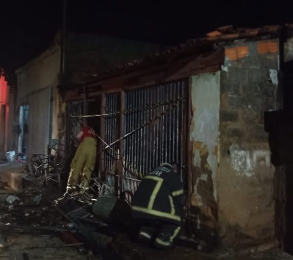 Incêndio de grandes proporções destrói residência no bairro Vila dos Funcionários, em Barreiras, durante a madrugada