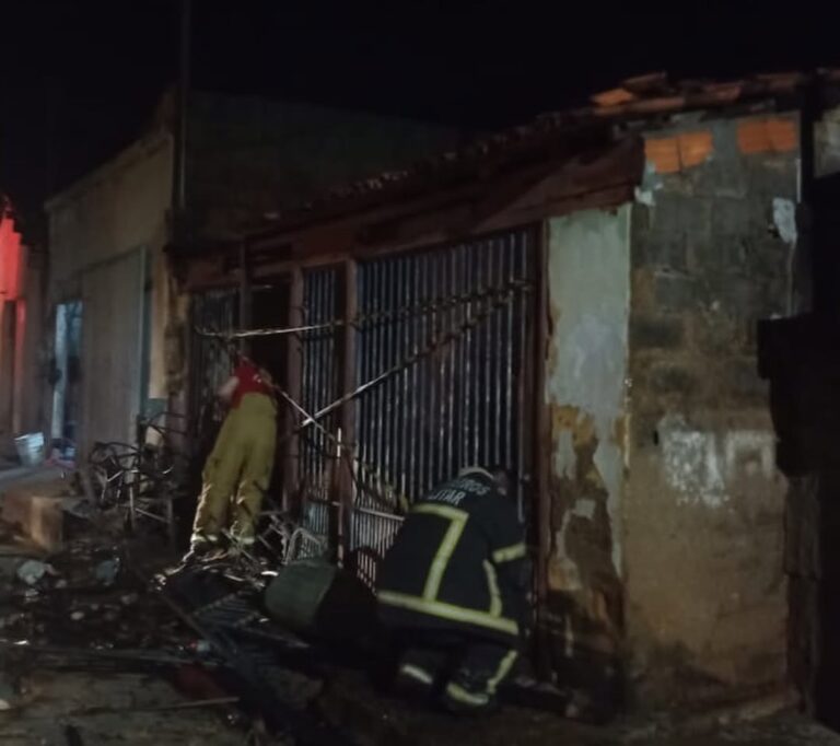 Incêndio de grandes proporções destrói residência no bairro Vila dos Funcionários, em Barreiras, durante a madrugada