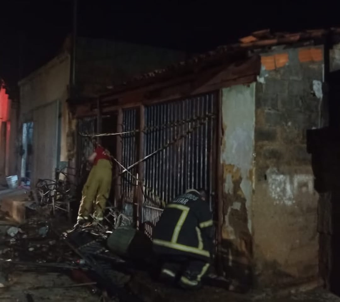 Incêndio de grandes proporções destrói residência no bairro Vila dos Funcionários, em Barreiras, durante a madrugada