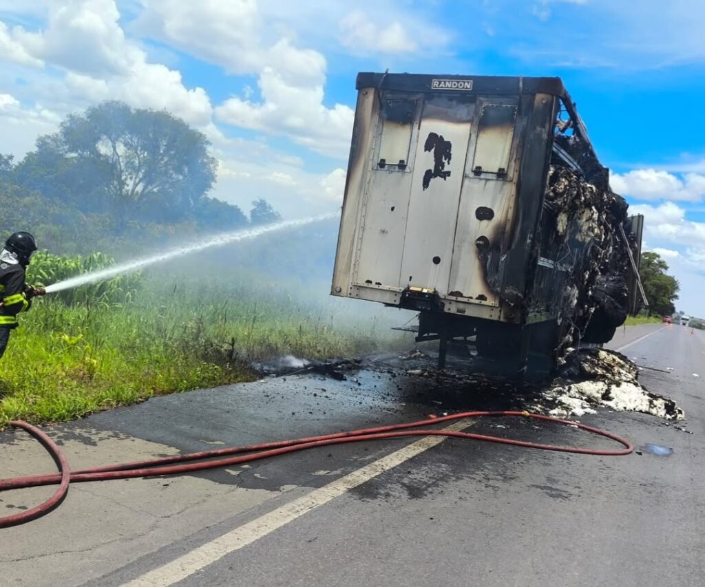Bombeiros combatem incêndio em carreta carregada com algodão às margens da BR-020