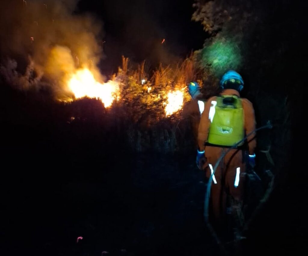 Bombeiros do 17º BBM combatem incêndio em vegetação próximo a condomínio no bairro Reserva Parque, em Barreiras