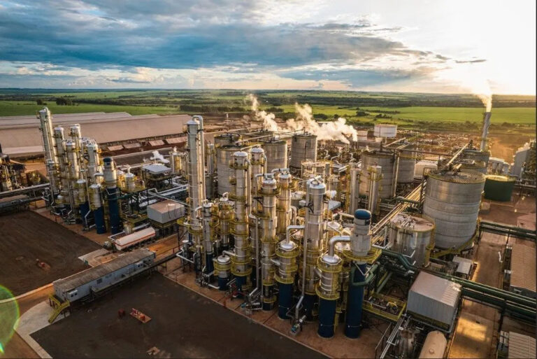 Fachada da unidade da Inpasa em Luís Eduardo Magalhães, no oeste da Bahia, com divulgação de vagas de emprego