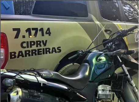 Policiais da CIPRv Barreiras ao lado de motocicleta recuperada com restrição de furto