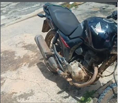 Motocicleta Honda CG Fan preta apreendida pela Polícia Militar em São Félix do Coribe, no oeste da Bahia