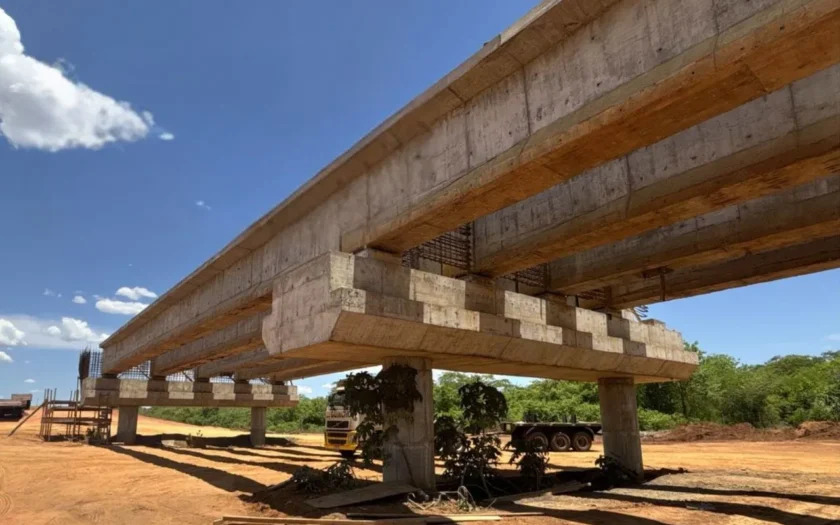 Trabalhos de construção de ponte na BR-030 entre Cocos e Carinhanha, no oeste da Bahia