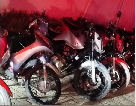 Policiais do PETO realizam fiscalização e removem motocicletas durante operação em Santa Maria da Vitória, no oeste da Bahia