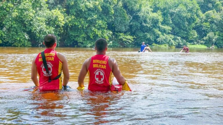 Bombeiros do 17º BBM atuam na segurança de banhistas no Balneário Prainha, em Barreiras