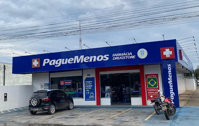 Fachada de unidade da Rede de Farmácias Pague Menos e Extrafarma com anúncio de vaga de emprego em Luís Eduardo Magalhães