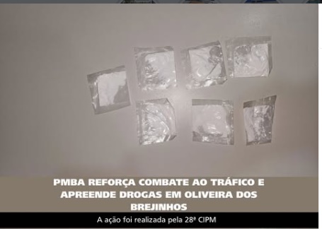 Policiais militares da 28ª CIPM durante abordagem que resultou na apreensão de cocaína em Oliveira dos Brejinhos