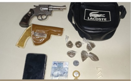 Material apreendido pela CIPT-MO em Bom Jesus da Lapa, incluindo revólver calibre .32, drogas e motocicleta