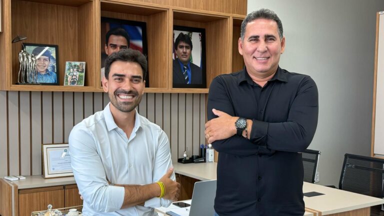 Máquinas realizando recapeamento asfáltico em avenida de Luís Eduardo Magalhães