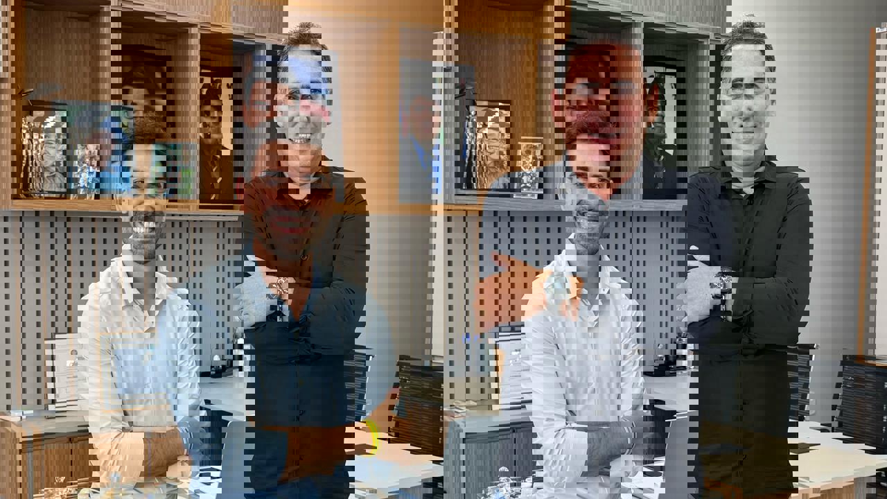 Máquinas realizando recapeamento asfáltico em avenida de Luís Eduardo Magalhães