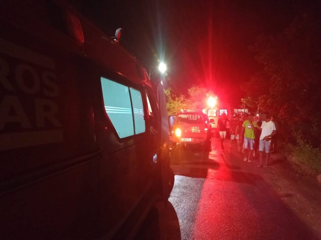 Bombeiros do 17º BBM e equipe do SAMU realizam resgate de vítimas em ribanceira após acidente entre motocicletas em Barreiras, no oeste da Bahia.