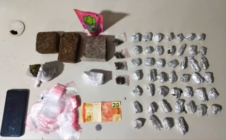 Guarnições da RONDESP-MO realizam abordagem a ônibus interestadual em Bom Jesus da Lapa durante operação policial.