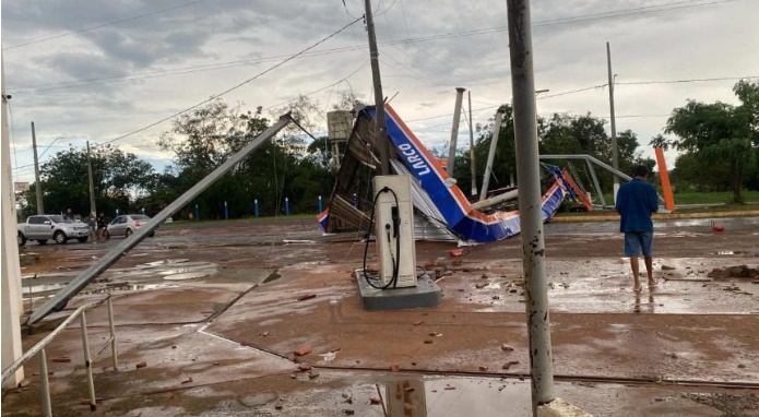 Posto de combustível destruído após forte temporal com ventos intensos em Baianópolis, no oeste da Bahia.