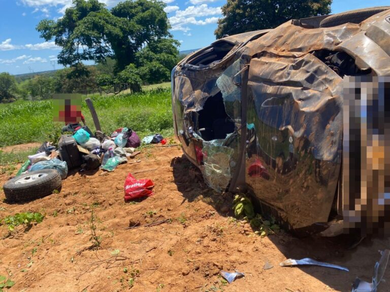 Veículo capotado na BR-135 próximo ao Conjunto Penal de Barreiras, com atuação da PRF.